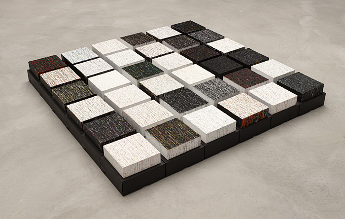 Susanne Lyner, 2011_01 le blanc, le noir et les autres, 36 x 20 x 20 cm, Bodeninstallation, Acryl gespritzt auf Holz Susanne Lyner, 2011_01 le blanc, le noir et les autres, 36 x 20 x 20 cm, Bodeninstallation, Acryl gespritzt auf Holz