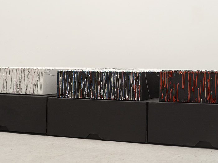 Susanne Lyner, 2011_01 le blanc, le noir et les autres, Detail, 36 x 20 x 20 cm, Bodeninstallation, Acryl gespritzt auf Holz Susanne Lyner, 2011_01 le blanc, le noir et les autres, Details, 36 x 20 x 20 cm, Bodeninstallation, Acryl gespritzt auf Holz