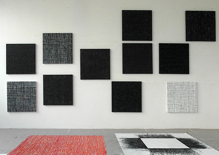 SchwarzZeichen, 2012, Atelieransicht, je70x70 cm, Acryl auf Baumwolle geworfen SchwarzZeichen, 2012, Atelieransicht, je70x70 cm, Acryl auf Baumwolle geworfen